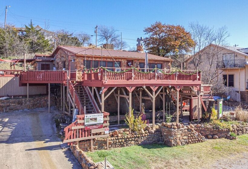 Medicine Park Getaway: Kayaks, Deck & Mtn Views!