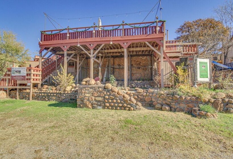 Medicine Park Getaway: Kayaks, Deck & Mtn Views!