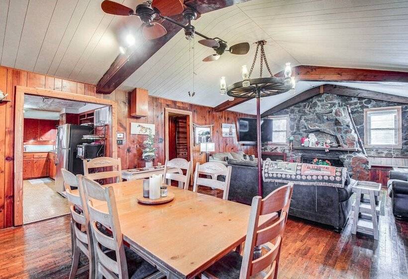 Medicine Park Getaway: Kayaks, Deck & Mtn Views!