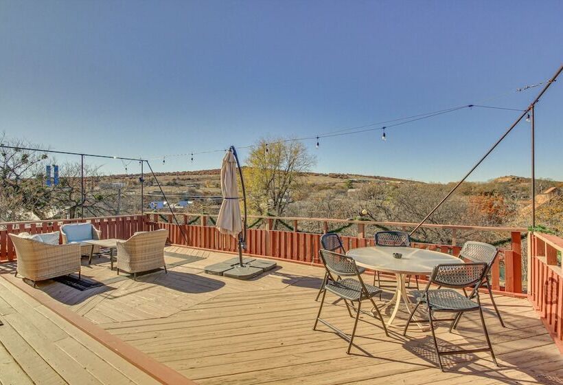 Medicine Park Getaway: Kayaks, Deck & Mtn Views!