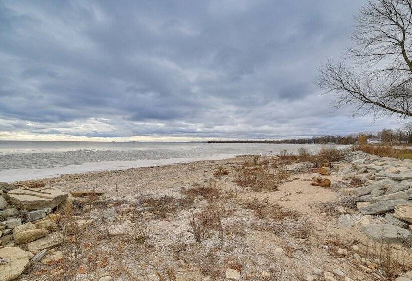 Menominee Waterfront Home W/ Private Beach Access!
