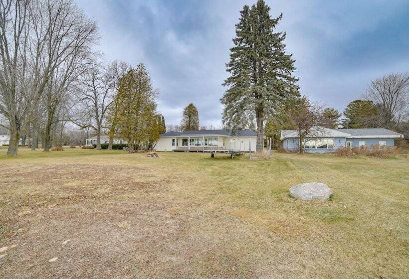 Menominee Waterfront Home W/ Private Beach Access!