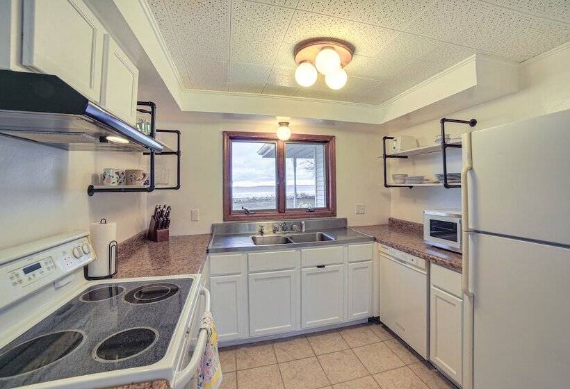 Menominee Waterfront Home W/ Private Beach Access!