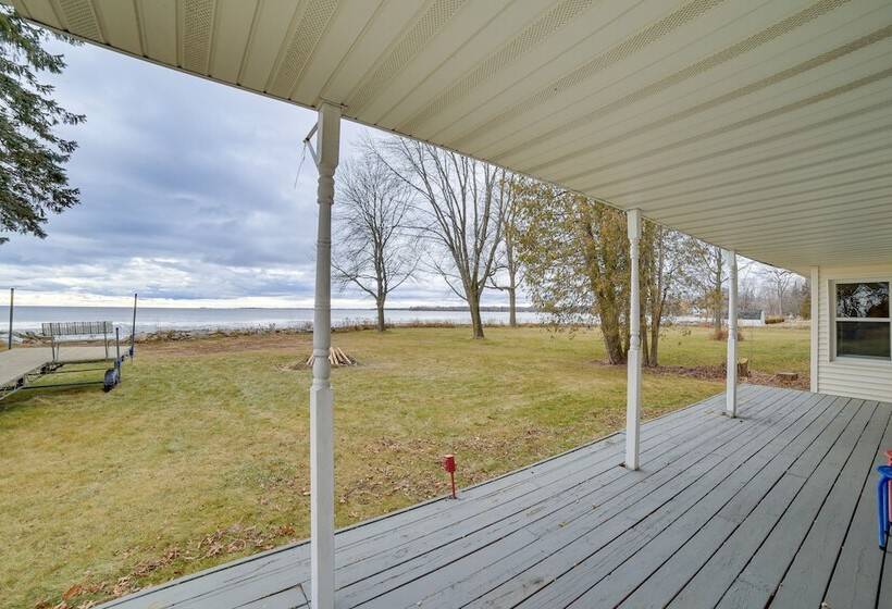Menominee Waterfront Home W/ Private Beach Access!