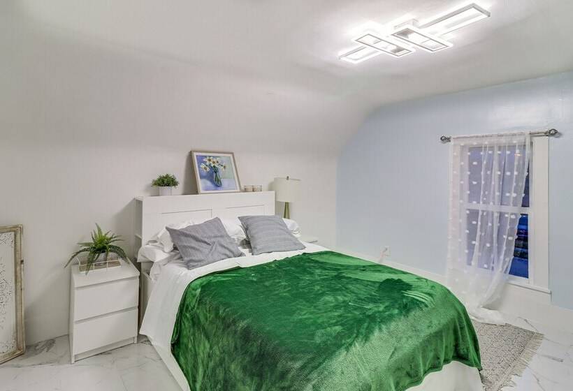 Michigan Retreat W/ Screened In Porch, Near Lakes!