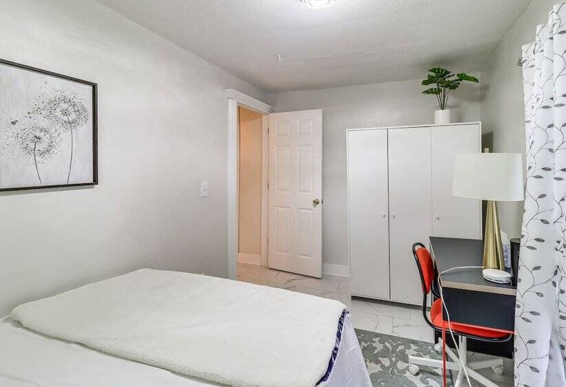 Michigan Retreat W/ Screened In Porch, Near Lakes!