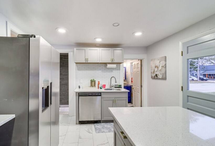 Michigan Retreat W/ Screened In Porch, Near Lakes!