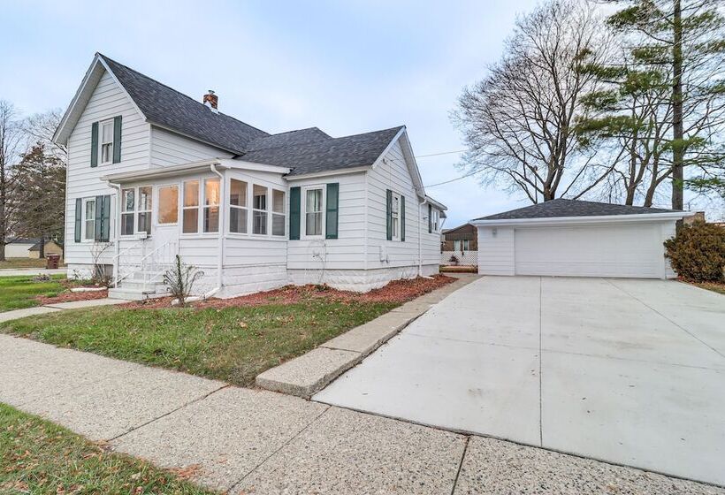 Michigan Retreat W/ Screened In Porch, Near Lakes!