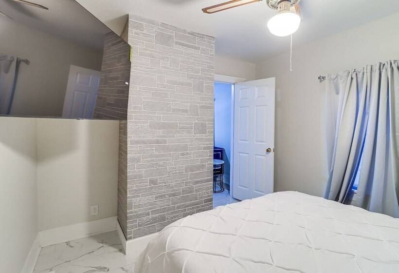 Michigan Retreat W/ Screened In Porch, Near Lakes!