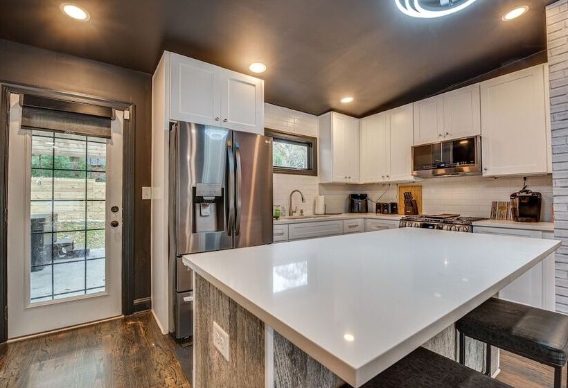 Modern Atlanta Retreat: Private Hot Tub & Yard!