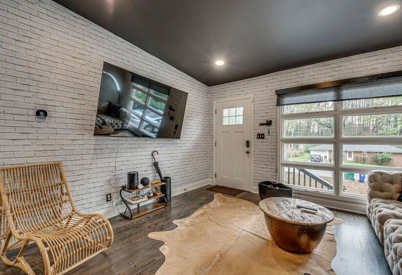 Modern Atlanta Retreat: Private Hot Tub & Yard!