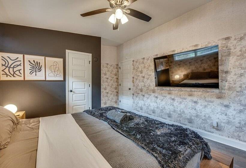 Modern Atlanta Retreat: Private Hot Tub & Yard!