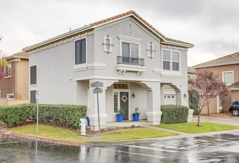 Modern California Escape Near Kayaking & Downtown!