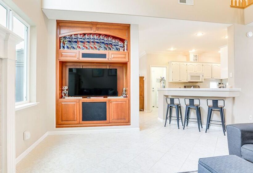 Modern California Escape Near Kayaking & Downtown!