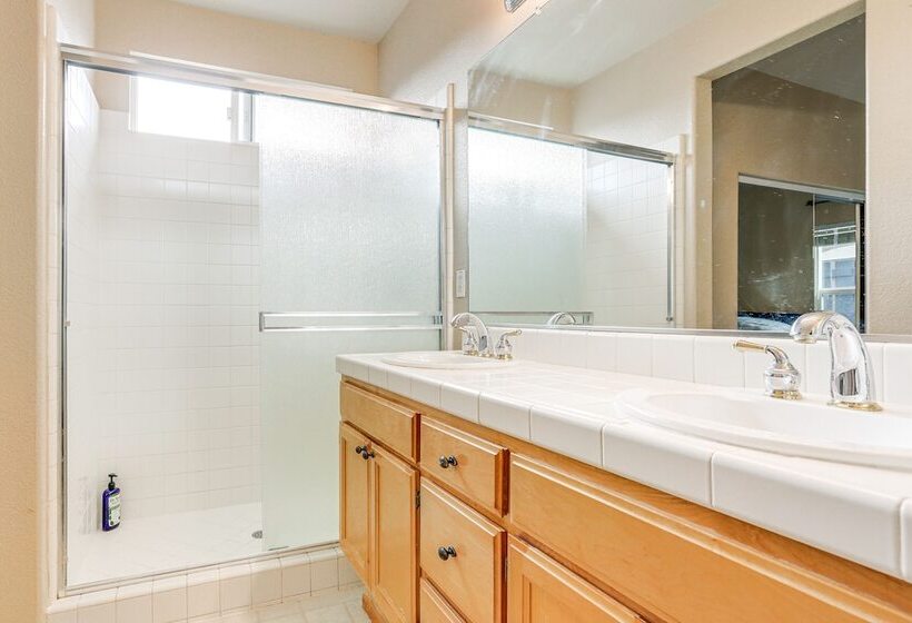 Modern California Escape Near Kayaking & Downtown!