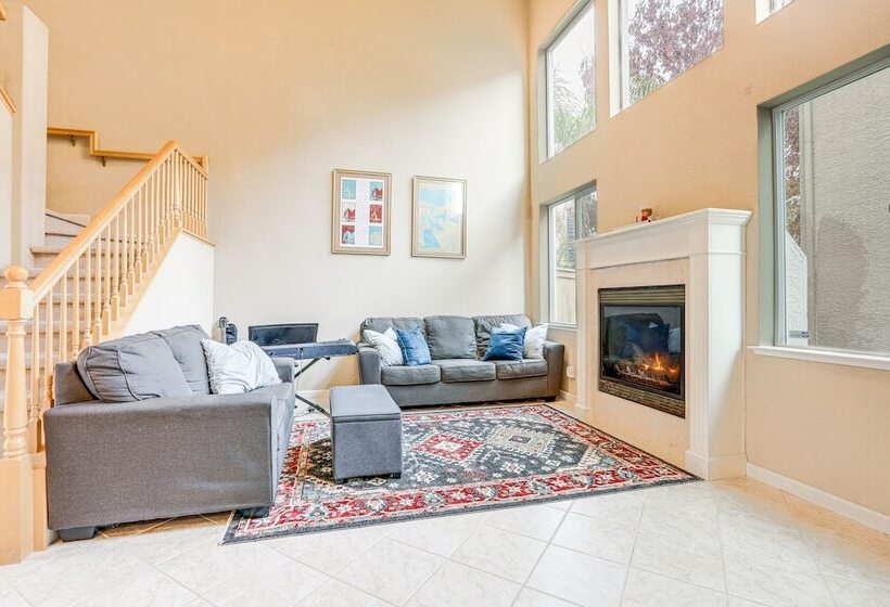 Modern California Escape Near Kayaking & Downtown!