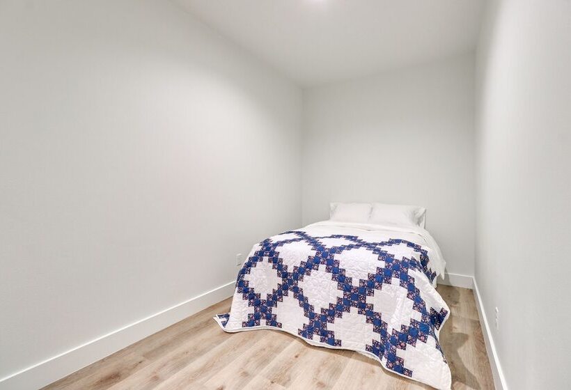 Walk To Beach: Farmhouse W/ Lake Travis Views!