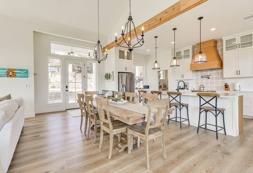 Walk To Beach: Farmhouse W/ Lake Travis Views!