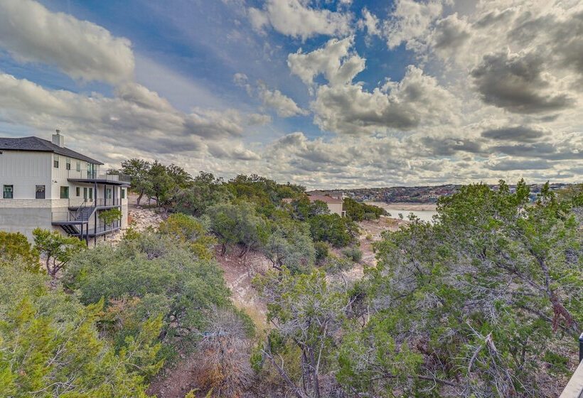 Walk To Beach: Farmhouse W/ Lake Travis Views!