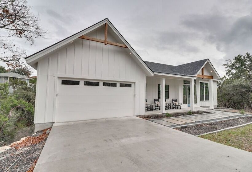 Walk To Beach: Farmhouse W/ Lake Travis Views!