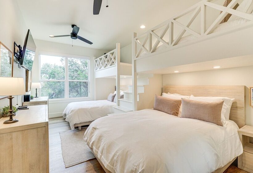 Walk To Beach: Farmhouse W/ Lake Travis Views!