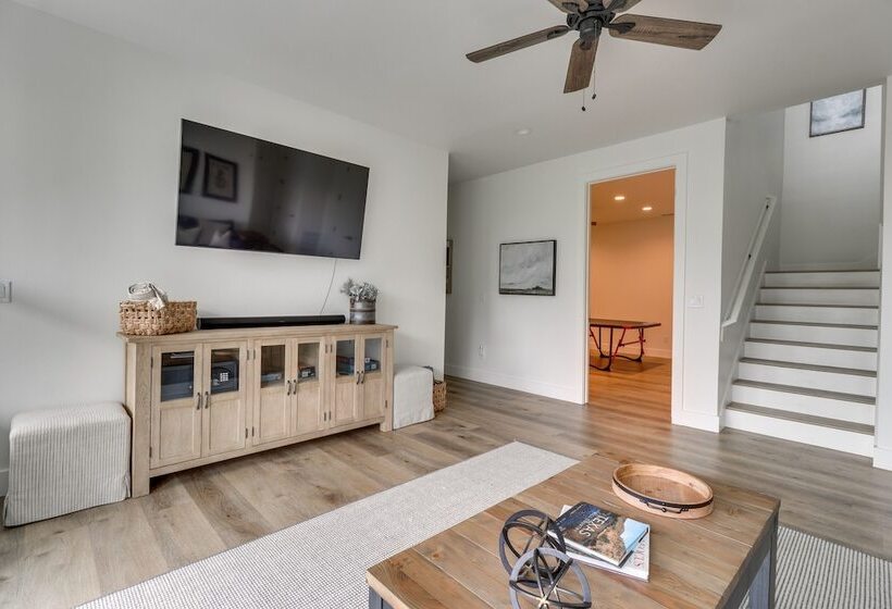 Walk To Beach: Farmhouse W/ Lake Travis Views!