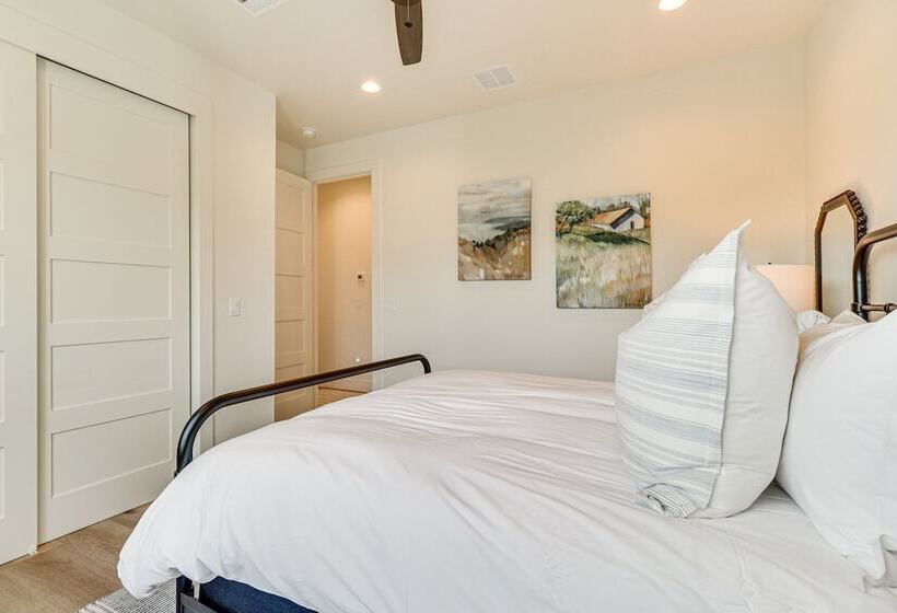 Walk To Beach: Farmhouse W/ Lake Travis Views!