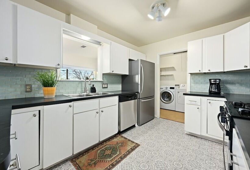 Modern Home W/ Spectacular Views, Near Downtown!