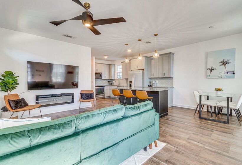 Modern Pensacola Vacation Home W/ Private Pool!