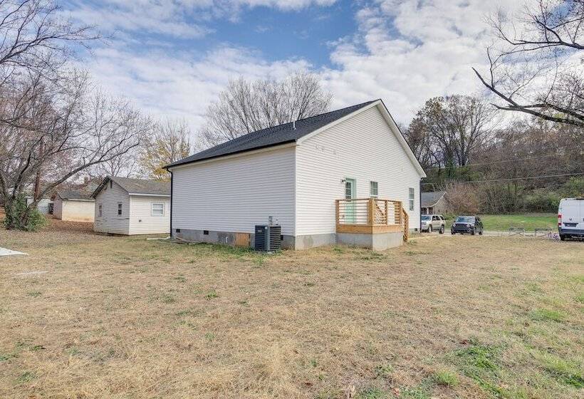 Modern & Pet Friendly Home: 3 Mi To Dtwn Knoxville