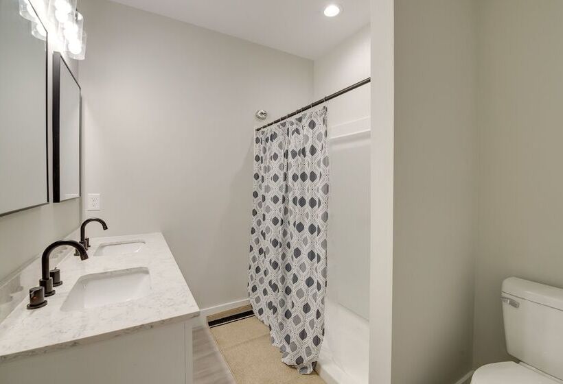 Modern & Pet Friendly Home: 3 Mi To Dtwn Knoxville