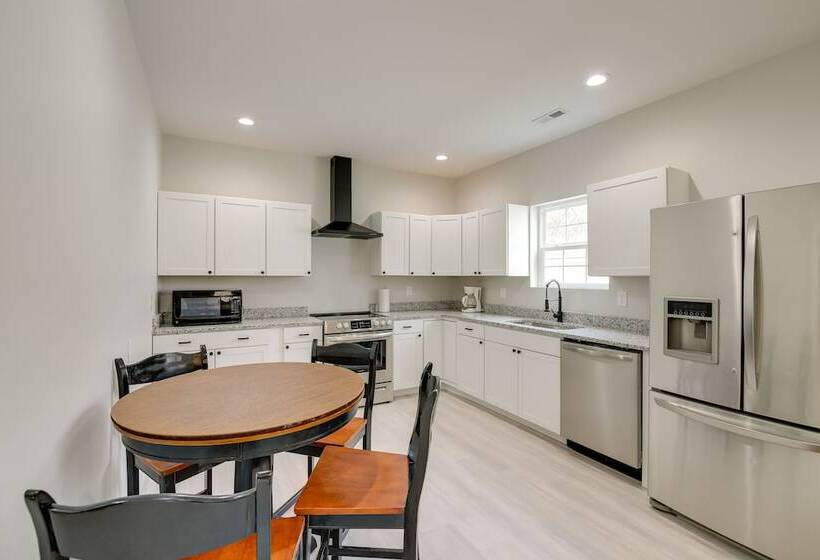 Modern & Pet Friendly Home: 3 Mi To Dtwn Knoxville