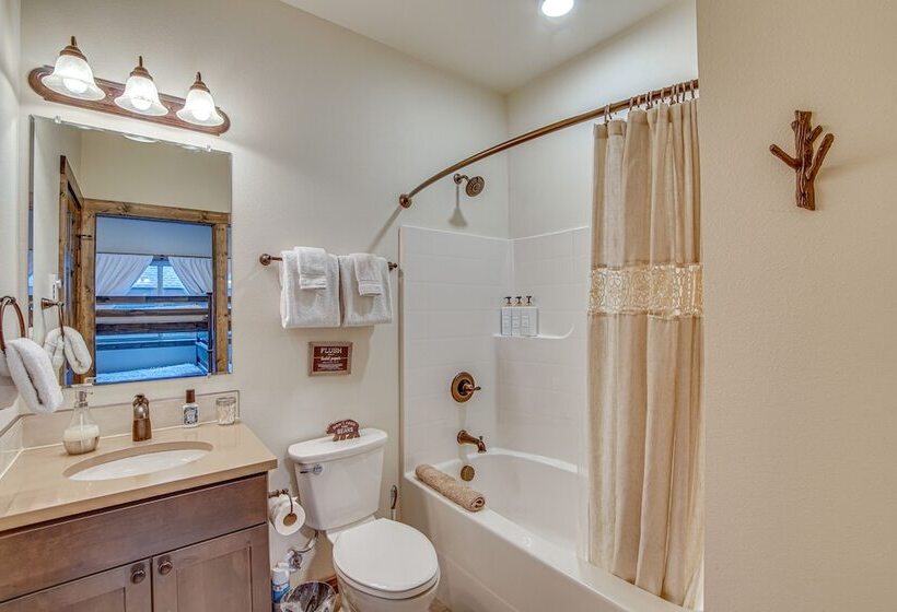 Modern Ronald Cabin Retreat W/ Community Amenities