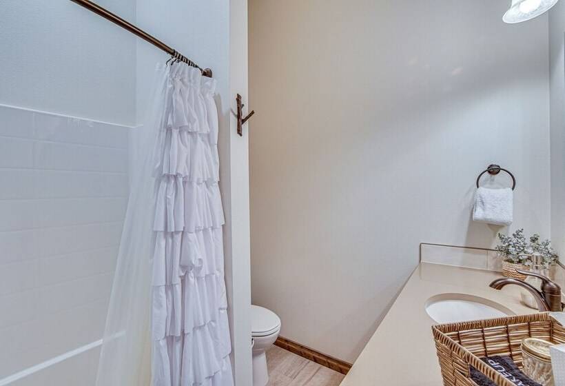 Modern Ronald Cabin Retreat W/ Community Amenities