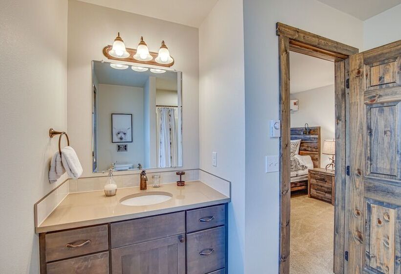 Modern Ronald Cabin Retreat W/ Community Amenities