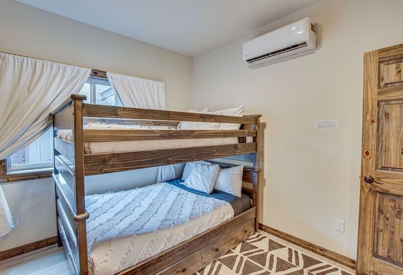 Modern Ronald Cabin Retreat W/ Community Amenities