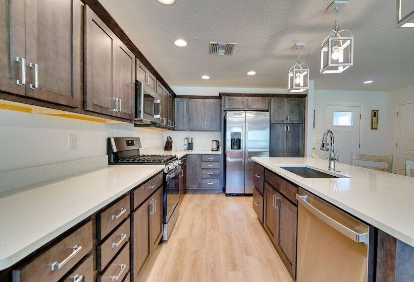 Modern The Villages Home W/ Screened Porch!