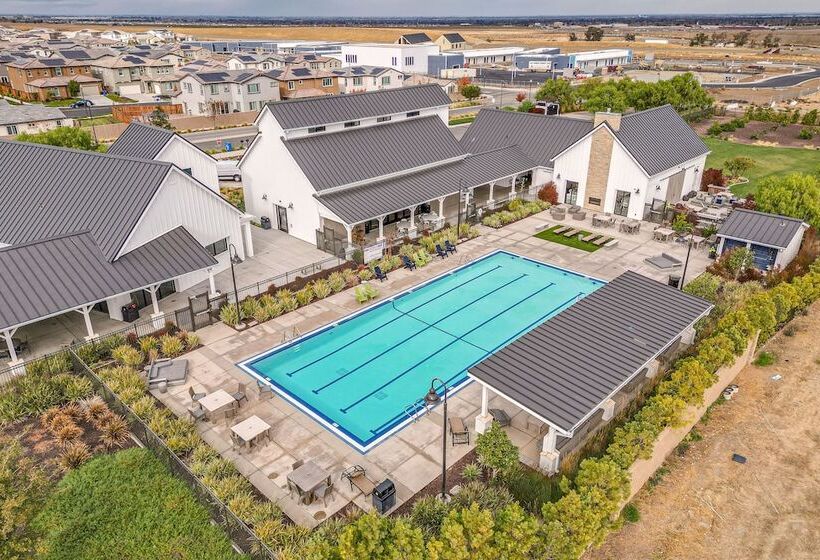 Newly Built Tracy Home W/ Backyard + Pool Access!