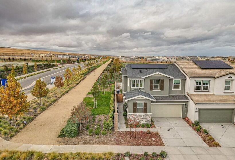 Newly Built Tracy Home W/ Backyard + Pool Access!