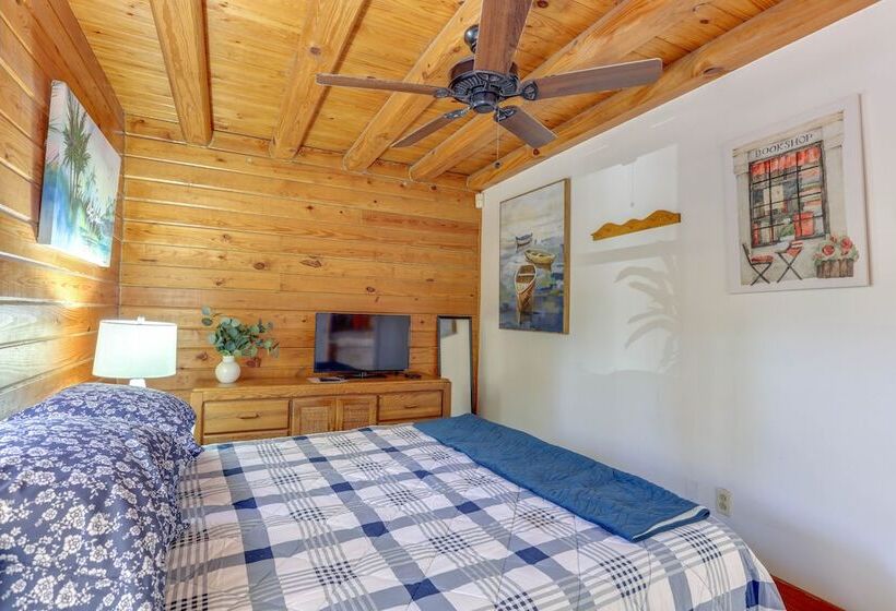 Okeechobee Cabin W/ Patio & Community Pool!