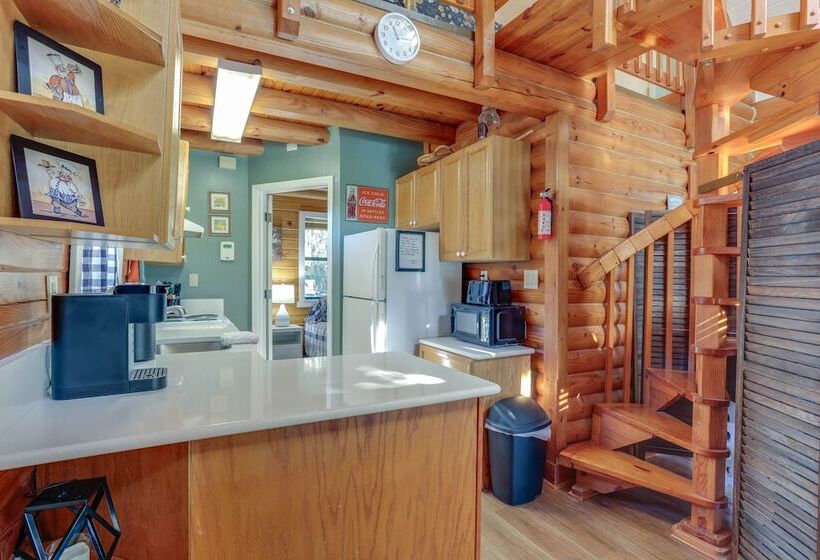 Okeechobee Cabin W/ Patio & Community Pool!