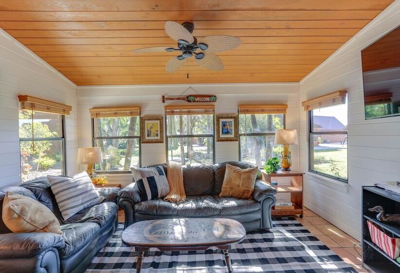 Okeechobee Cabin W/ Patio & Community Pool!