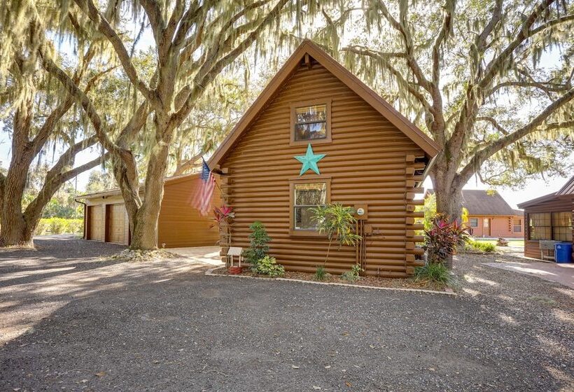 Okeechobee Cabin W/ Patio & Community Pool!