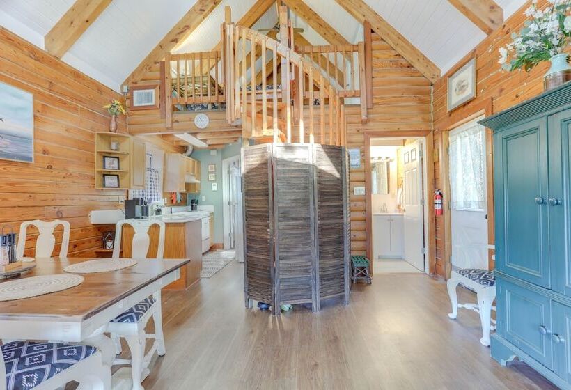 Okeechobee Cabin W/ Patio & Community Pool!