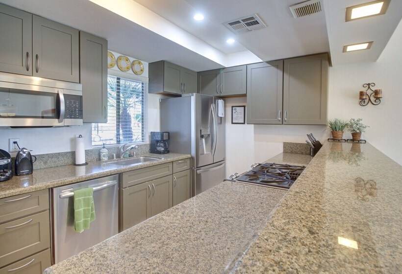 Pet Friendly Palm Desert Gem On Golf Course!