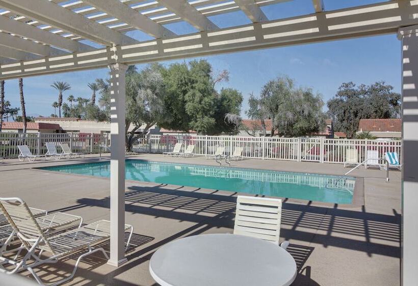 Pet Friendly Palm Desert Gem On Golf Course!