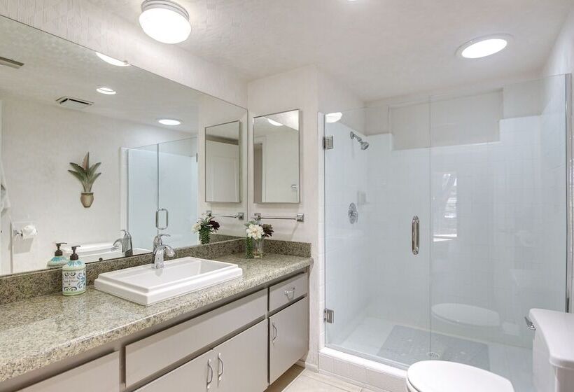 Pet Friendly Palm Desert Gem On Golf Course!