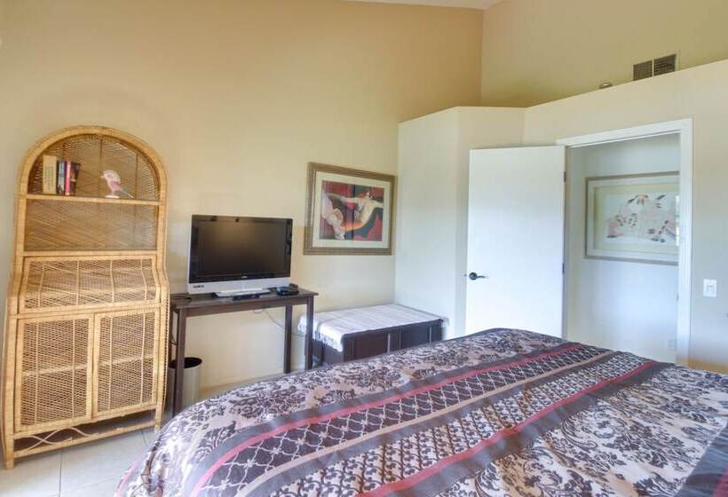 Pet Friendly Palm Desert Gem On Golf Course!