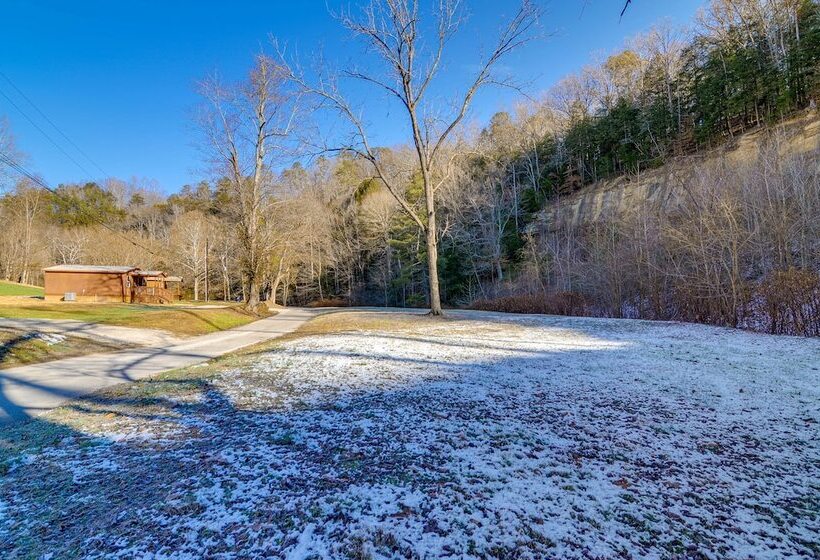 Peaceful Beattyville Cabin Near Red River Gorge!