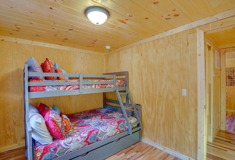 Peaceful Beattyville Cabin Near Red River Gorge!